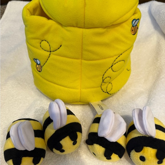 Lakeshore Sensory Learning 5pc Playset - Plush Beehive with 5 bumblebees - Picture 4 of 7